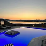 Waterfront - Stunning 6 Bedroom Annita With Pool *
